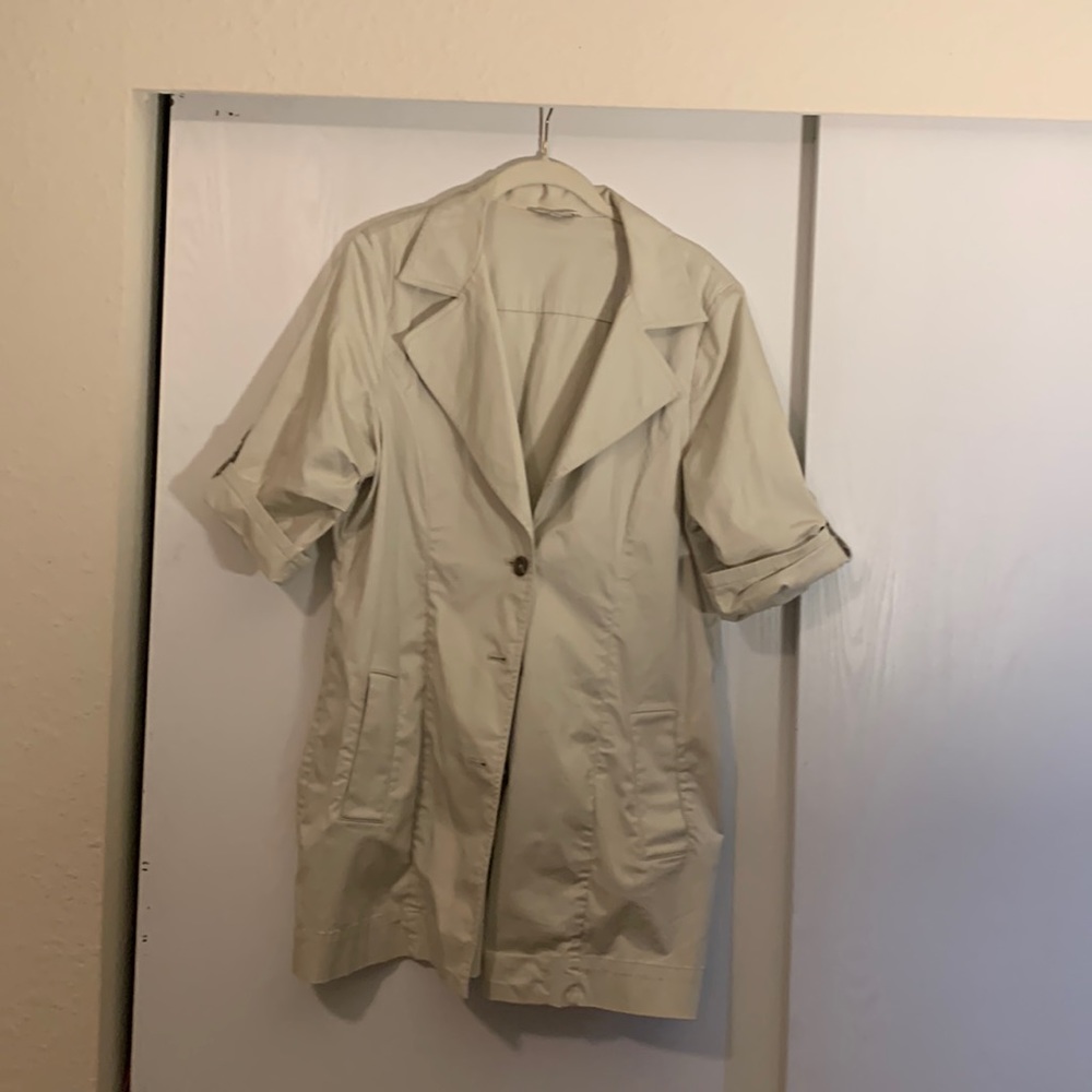 Cute CABI half sleeve jacket! Belted with from pockets and roll tab sleeves!